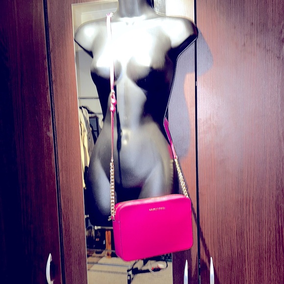 Michael Kors Handbags - Michael Kors Fuchsia Jet-Set Crossbody